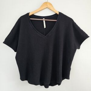 The Group Babaton Aritzia black V neck short sleeve tee waffle knit flowy small